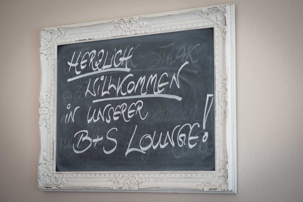 Kreidetafel: Herzlich willkommen in unserer B&S Lounge